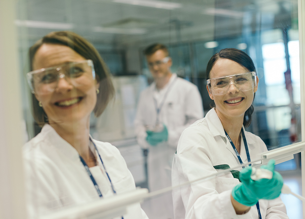 Research And Development At Orion Pharma Animal Health   Rd Hero Image Of Happy Orionees Working In The Lab